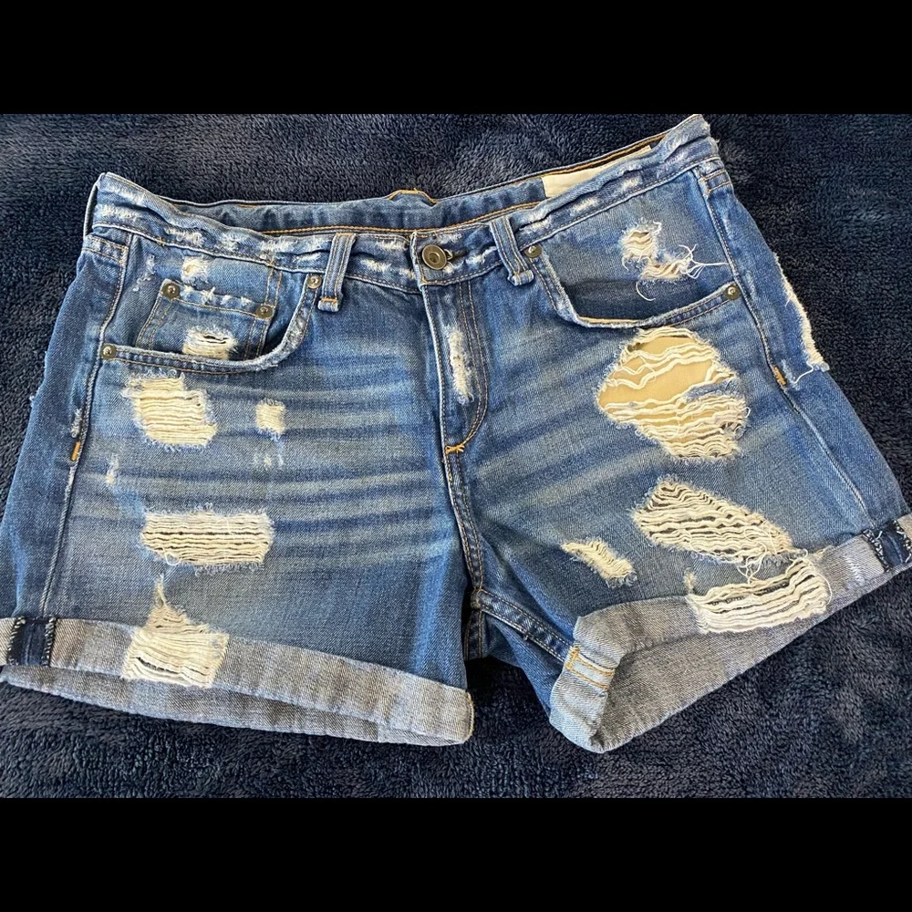 ⬇️ PRICE ⬇️ Rag & Bone/Jean Short Ripped ( used) and factory distressed. - Picture 4 of 7